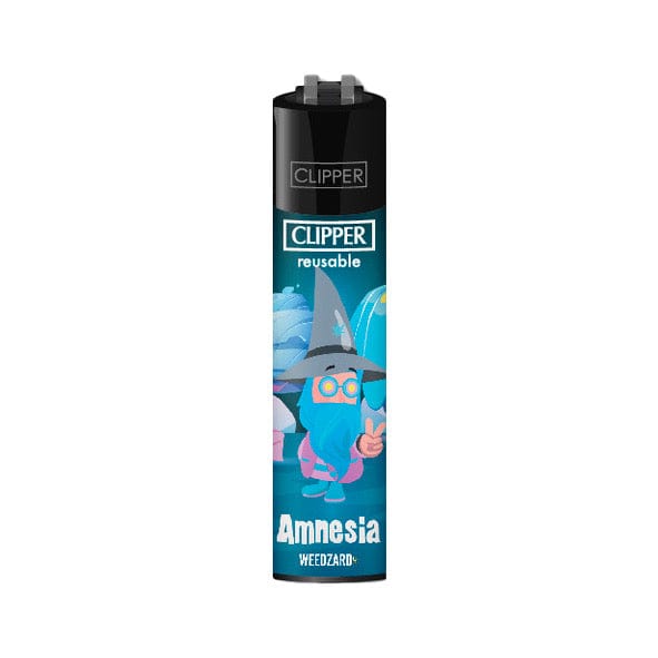 Accendino Clipper con immagine di un mago e testo: "CLIPPER reusable Amnesia WEEDZARD" su sfondo blu scuro.