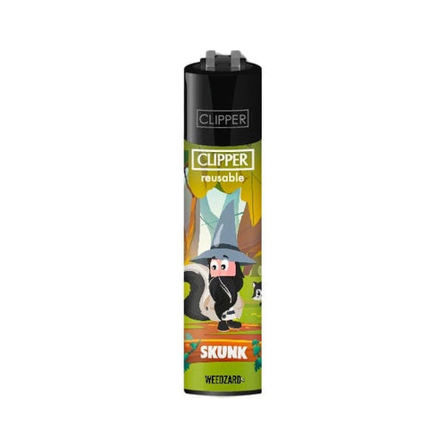 Accendino Clipper con disegno di un mago con coda da puzzola in una foresta. Testo: "CLIPPER reusable", "SKUNK", "WEEDZARD".