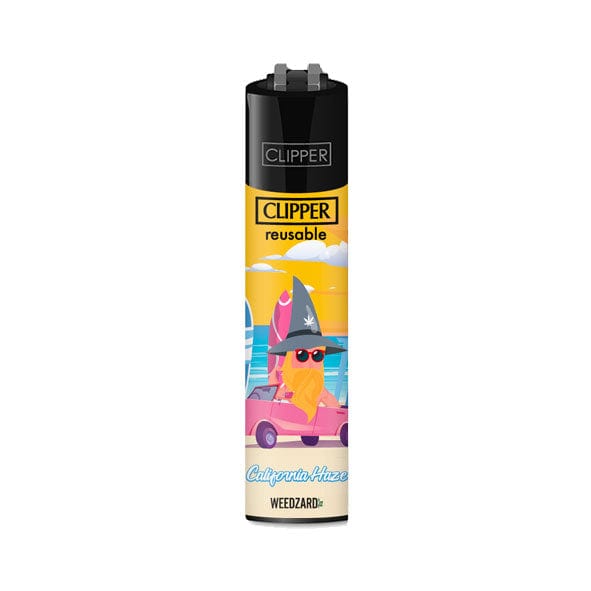 Accendino Clipper con stregone su auto rosa, sfondo di mare e sole. Testo: "Clipper reusable California Haze WEEDZARD".
