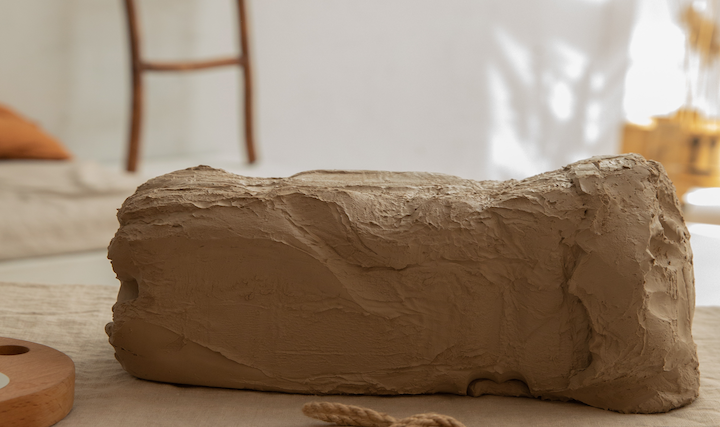argilla marroncina sul tavolo in casa, sembra un blocco di hashish